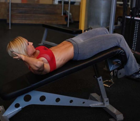 Скручивания на скамье с наклоном вниз