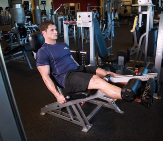 Разгибания ног в тренажере Разгибания ног в тренажере