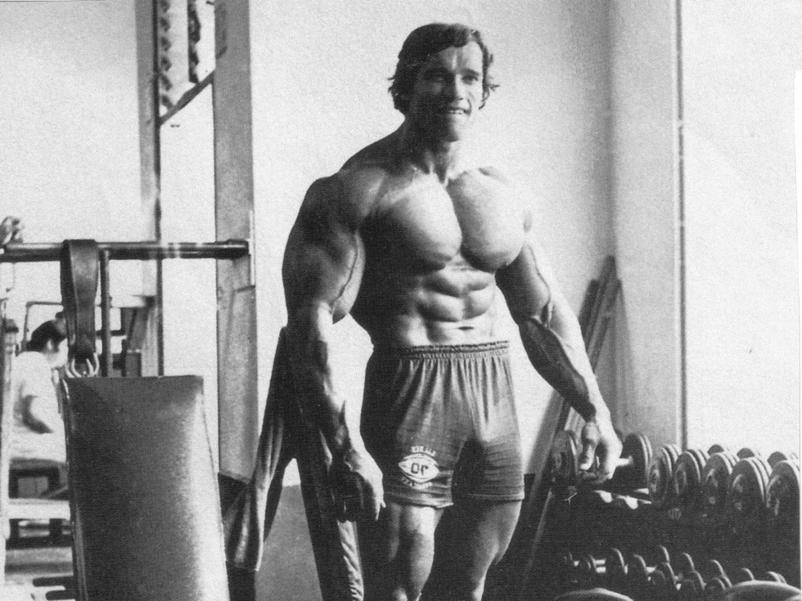 Арнольд Шварценеггер демонстрирует мускулатуру