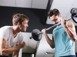 Новичок в тренажерном зале качает бицепс