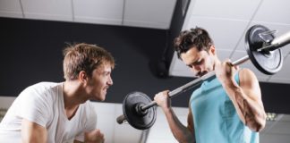 Новичок в тренажерном зале качает бицепс