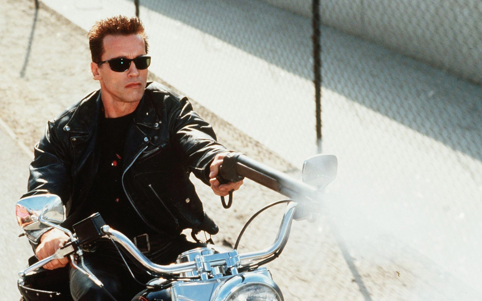 Арнольд Шварценеггер на мотоцикле с обрезом в кино