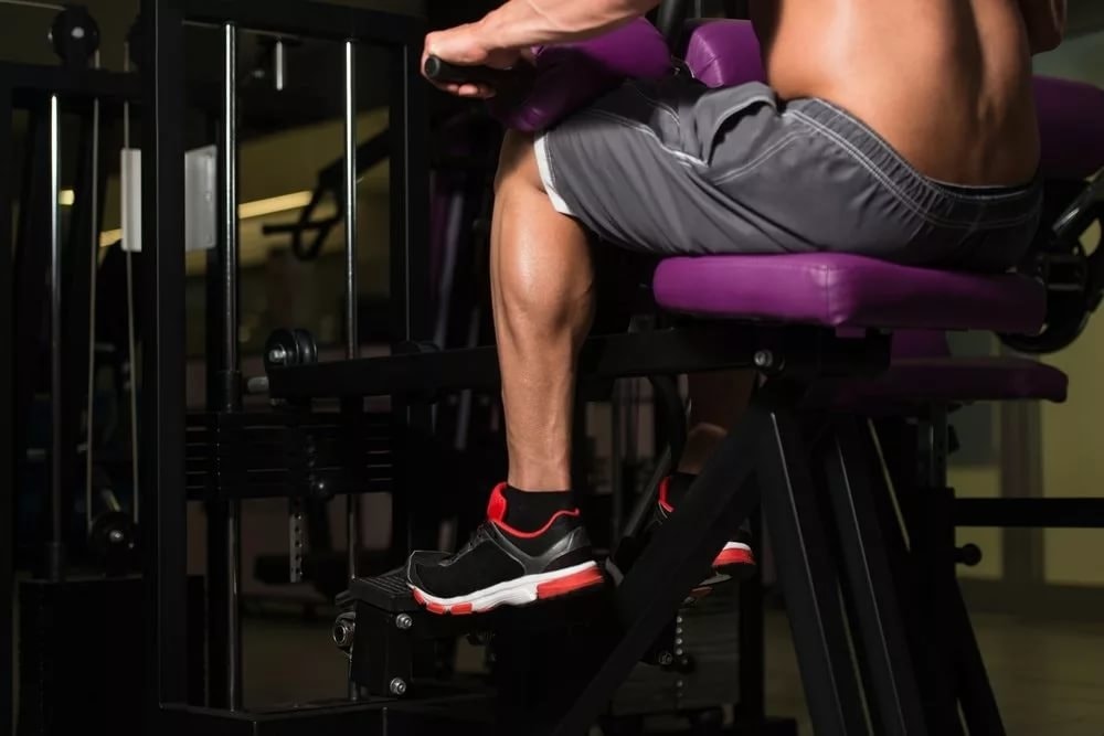Подъем на носки сидя в тренажере - упражнения для развития икр