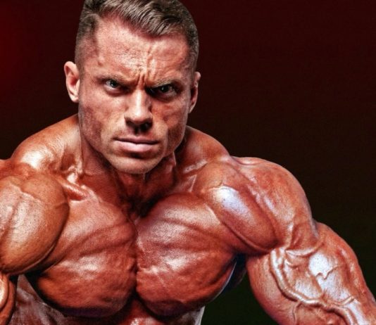 Культурист сурово смотрит в объектив камеры