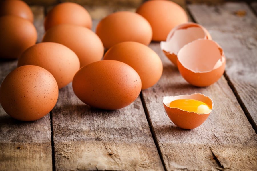 Куринные яйца на деревянном столе