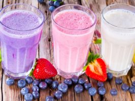 Фруктовые протеиновые коктейли: фиолетовый, малиновый и белый