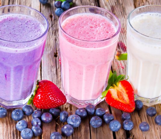 Фруктовые протеиновые коктейли: фиолетовый, малиновый и белый