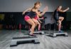 Мужчины и женщины выполняют аэробное упражнение