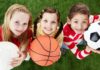 Три девочки сразными мячами спортивными: волейбольным, футбольным и баскетбольным