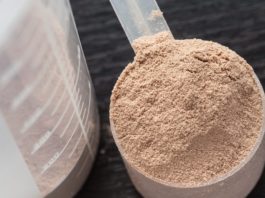 Изолят сывороточного протеина в черпачке