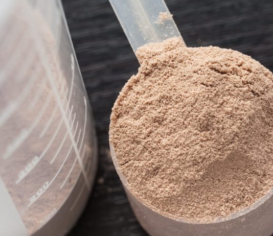 Изолят сывороточного протеина Изолят сывороточного протеина в черпачке