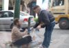 Добрый парень подарил обувь босому бездомному мужчине