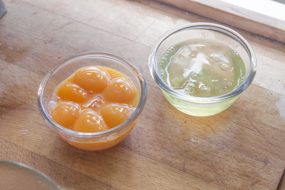 Яичный белок отдельно от желтка в чашах