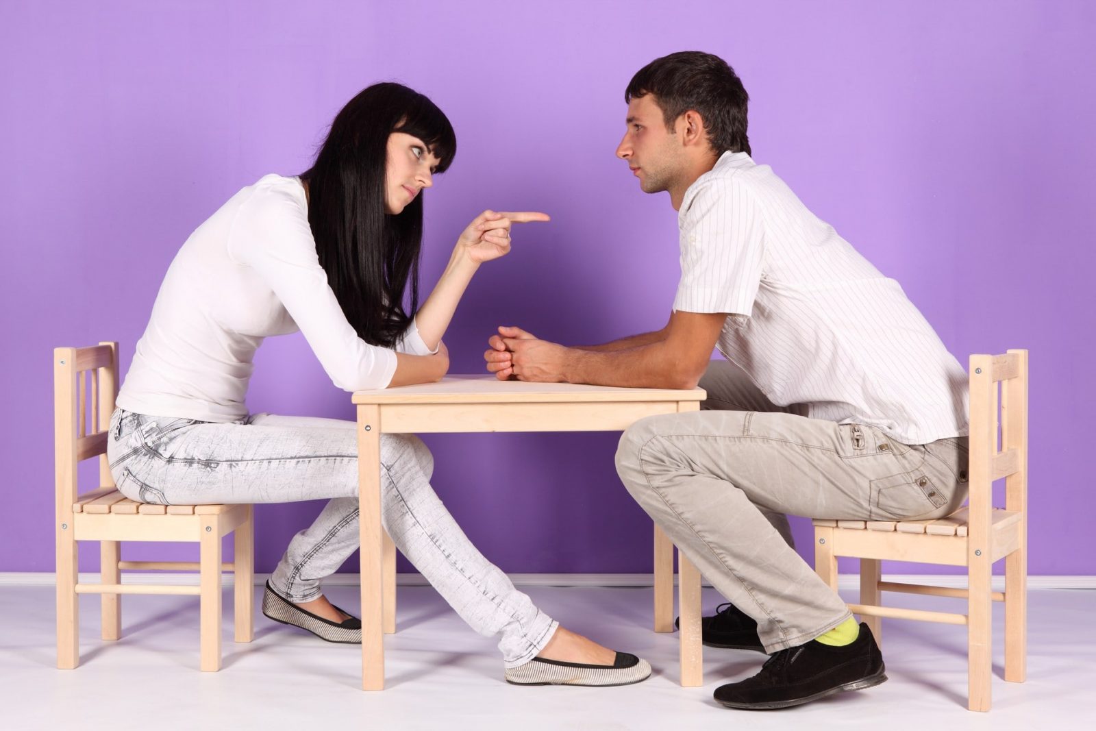 Парень и девушка ищут компромисс за столом для разрешения конфликта
