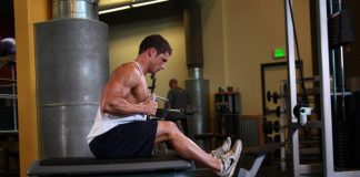 Горизонтальная тяга в блочном тренажере Горизонтальная тяга в блочном тренажере