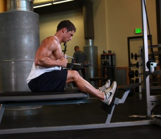 Горизонтальная тяга в блочном тренажере Горизонтальная тяга в блочном тренажере