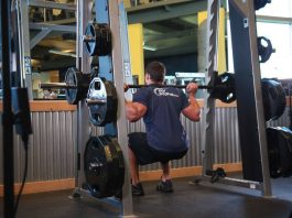 Приседания в тренажере Смита