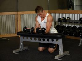 Сгибания рук в запястьях с гантелью