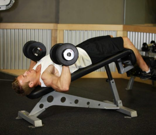 Жим гантелей на скамье с наклоном вниз