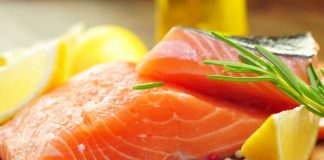 Красная рыба, лимон, зелень и специи