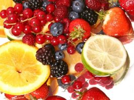 Фрукты и ягоды: ежевика, лимон, лайм, клубника, брусника