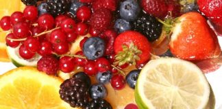 Фрукты и ягоды: ежевика, лимон, лайм, клубника, брусника