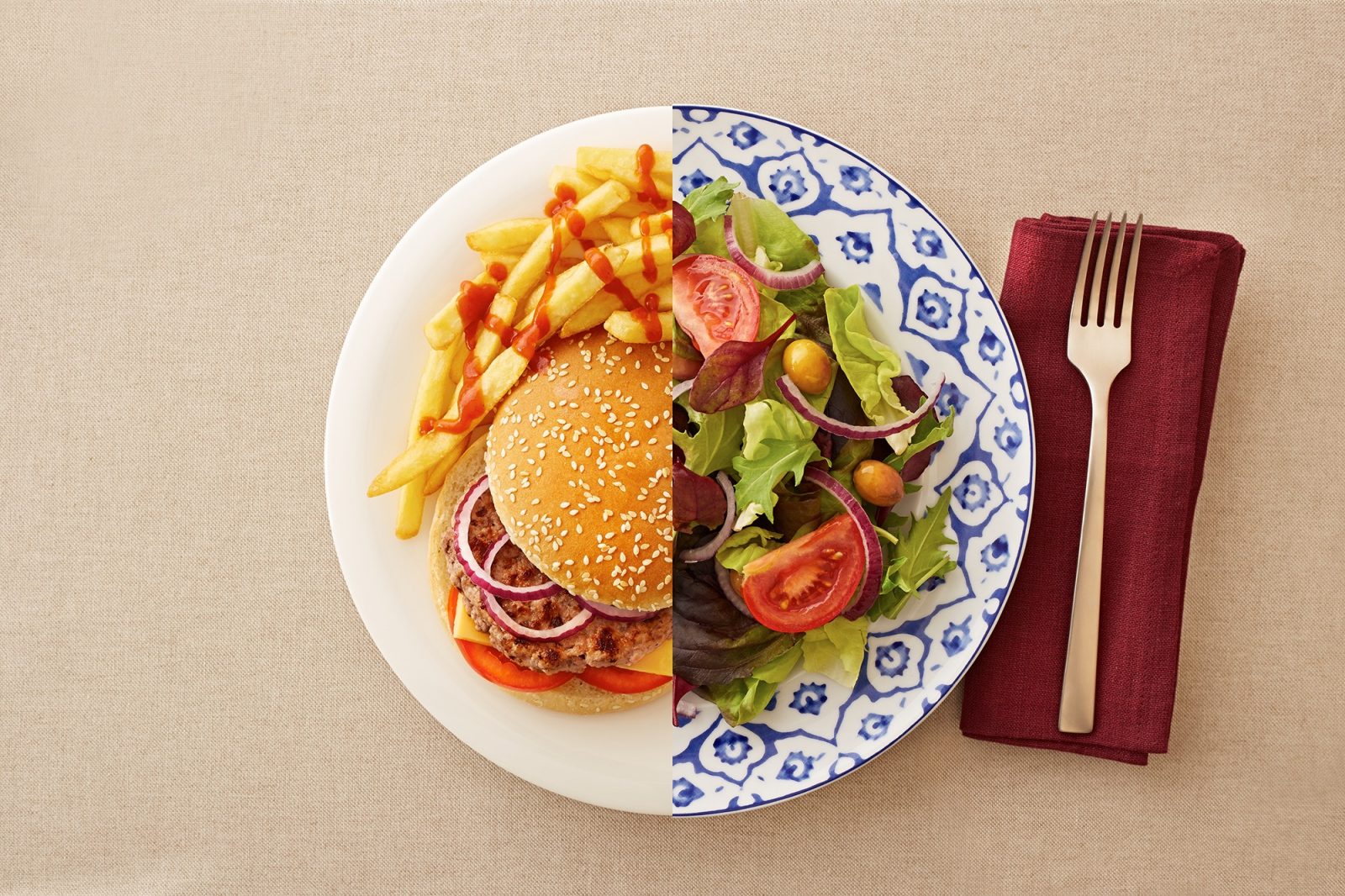 Тарелка в которой лежит: картошка фри, гамбургер, салат из зелени
