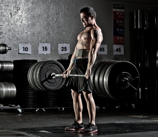 Выполнение упражнения: становая тяга с большим весом на штанге