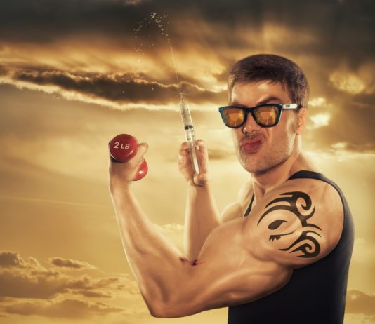 Действие анаболических стероидов на организм Татуированный качок и шприц с иголкой