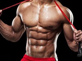 Атлет с рельефным брюшным прессом в красных шортах