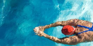 Девушка свободно держиться на воде перевернувшись на грудь