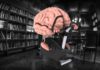 Человеческий мозг на велотренажере в библиотеке