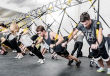 Тренировочные петли TRX парни и девушки на петлях TRX