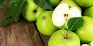 Зеленные яблочки на деревянном фоне