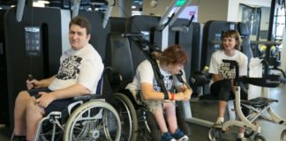 Инвалиды-колясочники в тренажерном зале