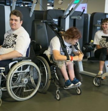 Инвалиды-колясочники в тренажерном зале