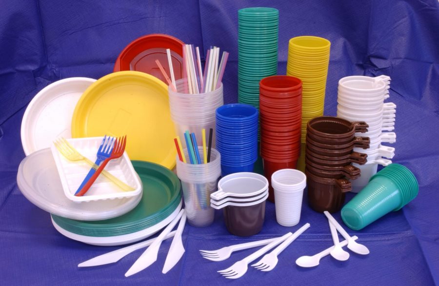 Пластмассовая посуда: кружки, вилки, ложки, чашки одноразовые