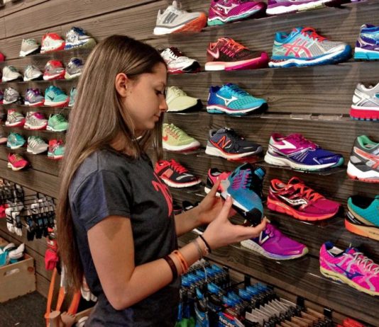 Девушка выбирает кроссовки