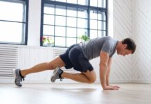 Дефицит калорий за счет физических упражнений Мужчина выполняет кардио упражнение