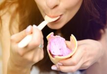 Если есть сладкое, похудеть можно? Девушка со сладким мороженым